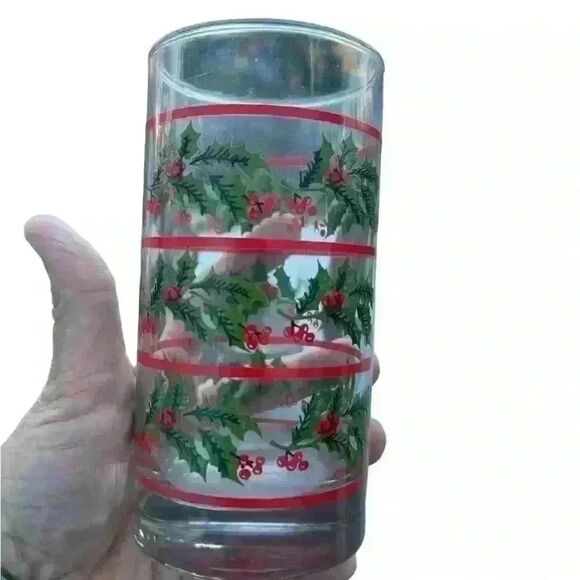 Vintage Holly Berry Christmas glass cups - Picture 3 of 4